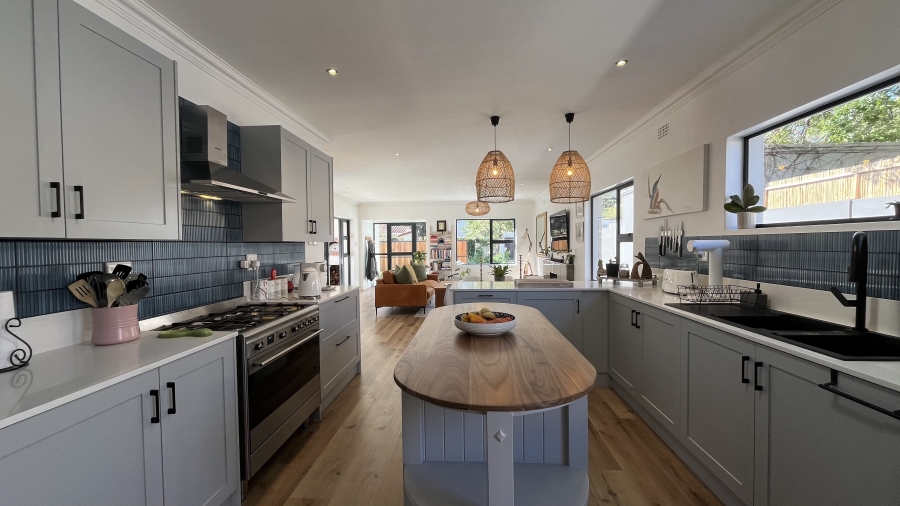5 Bedroom Property for Sale in Clovelly Western Cape